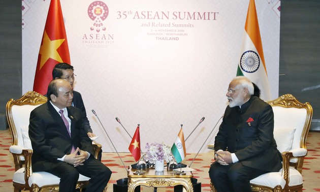 35. ASEAN-Gipfel: Premierminister Nguyen Xuan Phuc trifft indischen Premierminister Narendra Modi