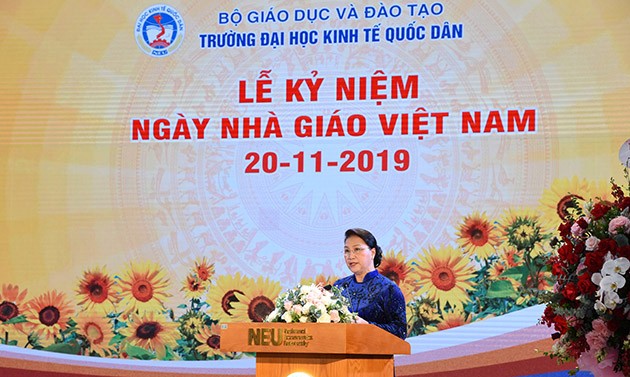 Parlamentspräsidentin Nguyen Thi Kim Ngan nimmt an Feier zum Lehrertag an der Volkswirtschaftshochschule teil