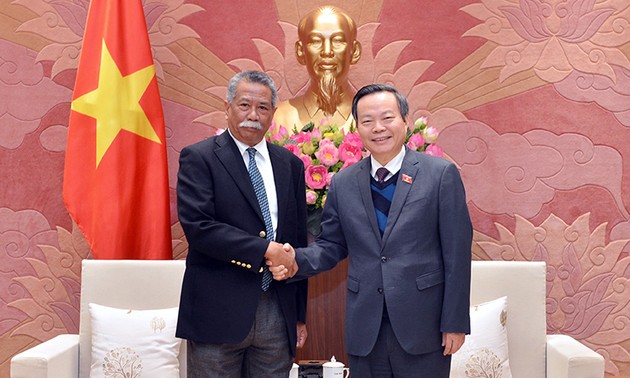Vizeparlamentspräsident Phung Quoc Hien empfängt APO-Generalsekretär Achmad Mochtan
