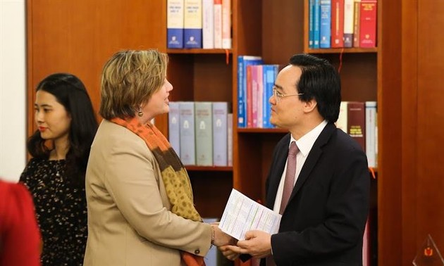 Bildungsminister Phung Xuan Nha empfängt Unicef-Vertreterin in Vietnam Rana Flowers
