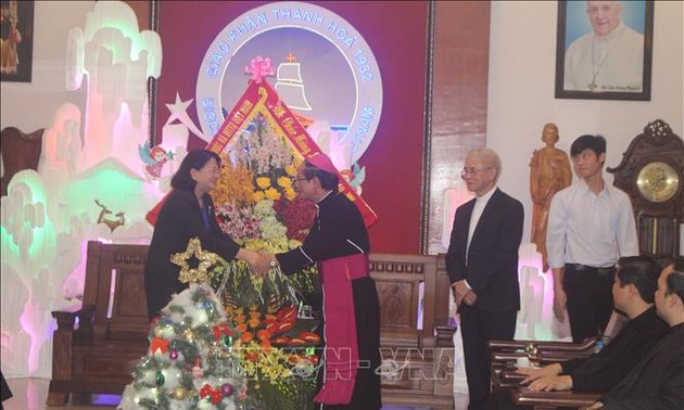 Weihnachten 2019: Vizestaatspräsidentin Dang Thi Ngoc Thinh besucht und gratuliert Katholiken in Thanh Hoa
