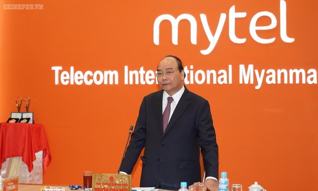 Premierminister Nguyen Xuan Phuc besucht einige vietnamesische Unternehmen in Myanmar