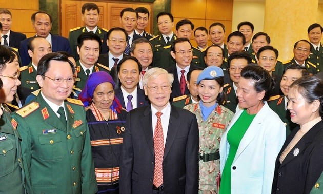 KPV-Generalsekretär Nguyen Phu Trong trifft sich mit vorbildlichen Menschen im Aufbau der Verteidigung
