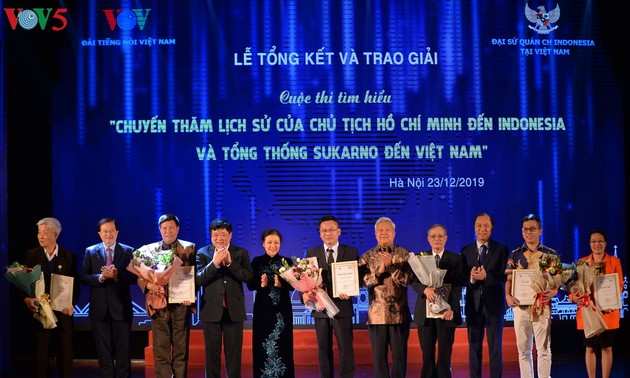 Preisübergabe des Wissenswettbewerbs über Besuche von Präsidenten Ho Chi Minh in Indonesien und Sukarno in Vietnam