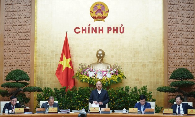 Premierminister Nguyen Xuan Phuc leitet die Regierungssitzung für Dezember