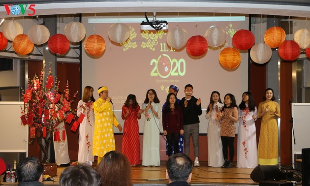 Junge Vietnamesen in Tschechien feiern das traditionelle Neujahrsfest