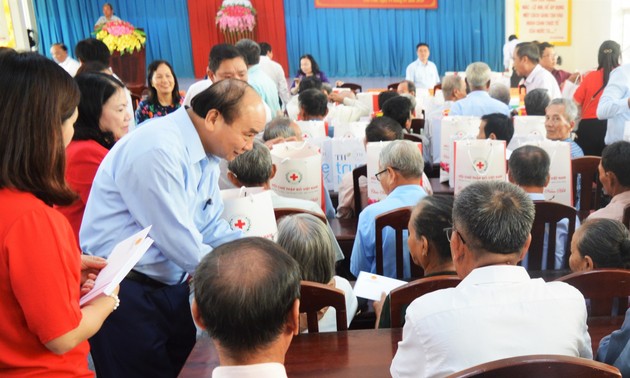 Premierminister Nguyen Xuan Phuc besucht Familien der verdienstvollen Menschen und Arbeiter in Tra Vinh