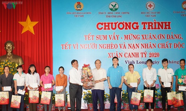 Premierminister Nguyen Xuan Phuc nimmt an Feier zum Tetfest in Vinh Long teil