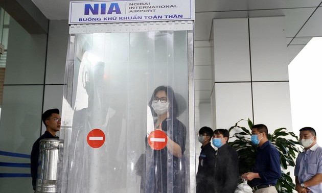 Internationaler Flughafen Noi Bai stellt Desinfektionskammer für Menschen her