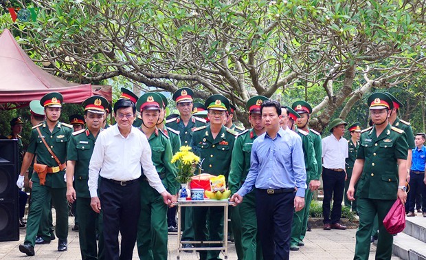 Ehemaliger Staatspräsident Truong Tan Sang nimmt an Gedenkfeier für gefallene Soldaten in Ha Giang teil