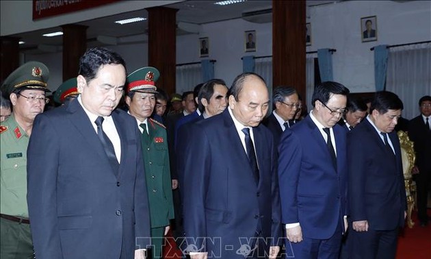 Premierminister Nguyen Xuan Phuc macht Kondolenzbesuch für ehemaligen Premierminister Laos Keobounphanh
