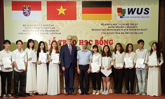 Übergabe von Stipendien des HMWK an ausgezeichnete Studierende in Hanoi und Umgebung