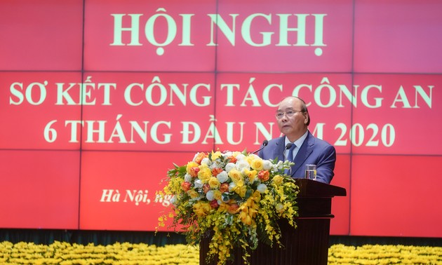 Premierminister Nguyen Xuan Phuc: die Polizei hat einen wichtigen Beitrag zur Covid-19-Bekämpfung geleistet