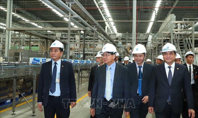 Laos Premierminister Thongloun Sisoulith besucht vietnamesische Wirtschaftsmodelle