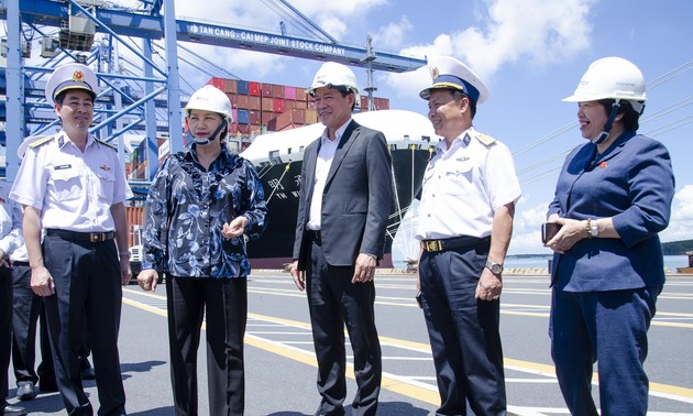 Parlamentspräsidentin Nguyen Thi Kim Ngan besucht internationalen Hafen Tan Cang-Cai Mep