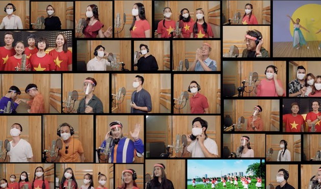 Mehr als 40 Sängerinnen und Sänger singen „Morgen kommt wieder die Sonne“