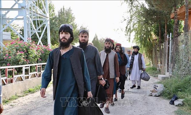 Verhandlungsgruppe der Taliban reist nach Katar für Friedensgespräche mit der afghanischen Regierung