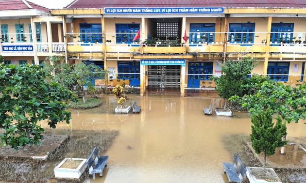 Unterricht in Zentralvietnam nach dem Rückgang der Fluten gewährleisten