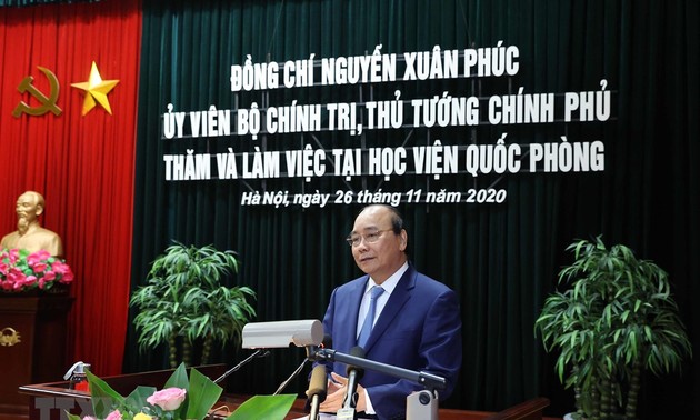 Premierminister Nguyen Xuan Phuc besucht Militärakademie