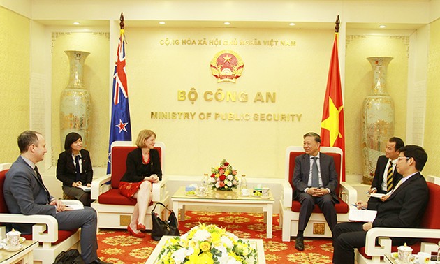 Polizeiminister To Lam empfängt Neuseelands Botschafterin Wendy Matthews