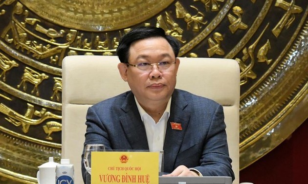 Parlamentspräsident Vuong Dinh Hue tagt mit Ausschuss für Wissenschaft, Technologie und Umwelt