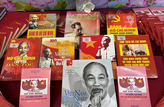 Armee-Bibliothek eröffnet die Buchausstellung „Ho Chi Minh – die Reise des Jahrhunderts“