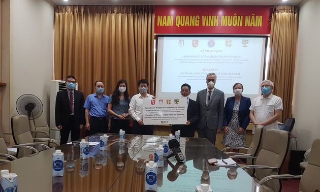 Übergabe von 190.000 Antigen-Schnelltests von vier deutschen Bundesländern an Vietnam