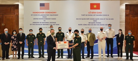 US-Botschaft schenkt vietnamesischem Verteidigungsministerium Ausrüstung für Covid-19-Testraum