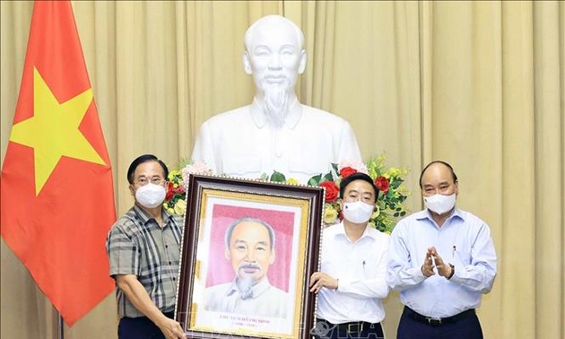 Staatspräsident Nguyen Xuan Phuc trifft Vorbilder der Textilbranche in Umsetzung des dualen Ziels