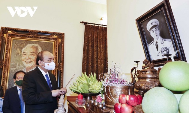 Staatspräsident Nguyen Xuan Phuc zündet Räucherstäbchen für General Vo Nguyen Giap an