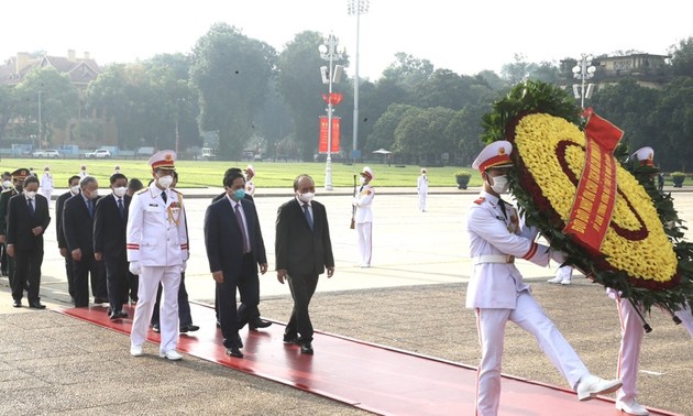 Spitzenpolitiker besuchen Ho-Chi-Minh-Mausoleum und gedenken Helden und gefallener Soldaten
