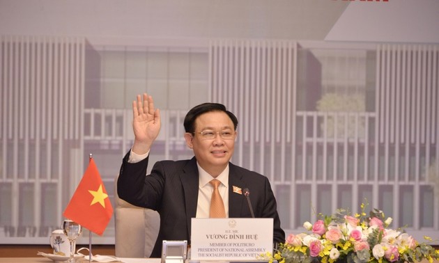 Parlamentspräsident Vuong Dinh Hue beginnt seine europäische Dienstreise
