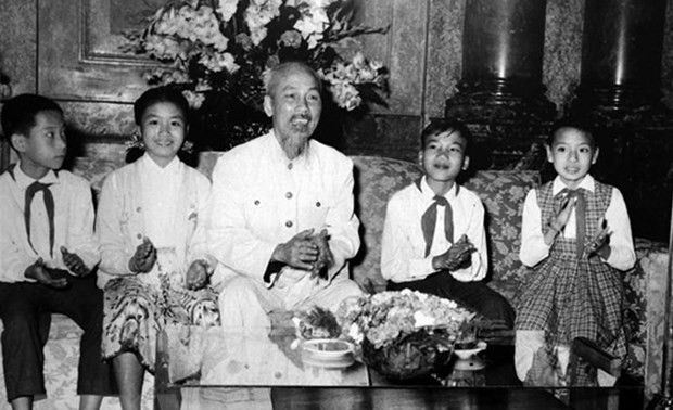 Ho Chi Minh und Briefe zum Aufruf zum Frieden für Vietnam in Italienisch