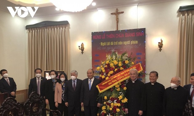Staatspräsident Nguyen Xuan Phuc gratuliert Würdenträgern und Katholiken zum Weihnachten