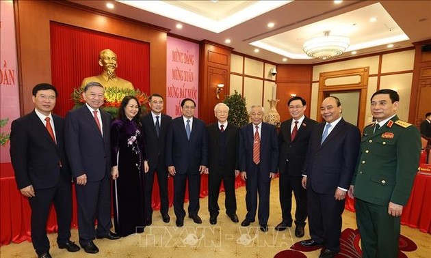 KPV-Generalsekretär Nguyen Phu Trong beglückwünscht Spitzenpolitiker und ehemalige Spitzenpolitiker zum Tetfest