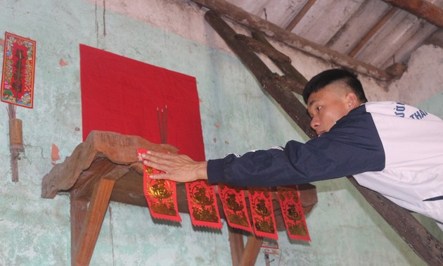 Volksgruppen der Tay und Nung bekleben ihre Häuser zum Neujahr mit rotem Papier