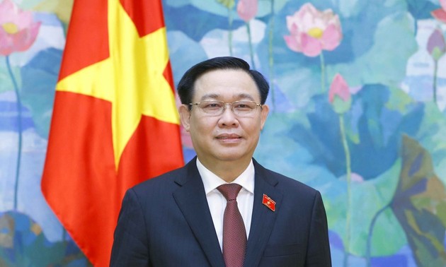 Parlamentspräsident Vuong Dinh Hue gratuliert dem neuen Präsidenten des kasachischen Unterhauses Koshanov