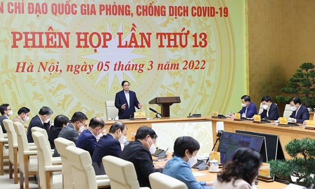 Premierminister Pham Minh Chinh fordert Ministerien und Provinzen zur Einigung der Maßnahmen gegen Covid-19 auf