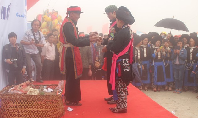 Wichtige Zeremonie bei Hochzeitsfeier der Dao Khau