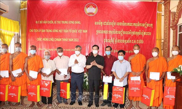 Den Khmer zum Neujahrsfest Chol Chnam Thmay gratuliert