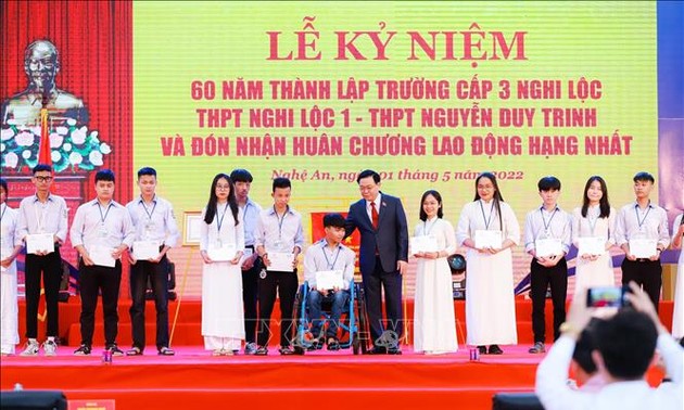 Parlamentspräsident Vuong Dinh Hue nimmt an der Feier zum 60. Gründungstag der Schule Nguyen Duy Trinh teil