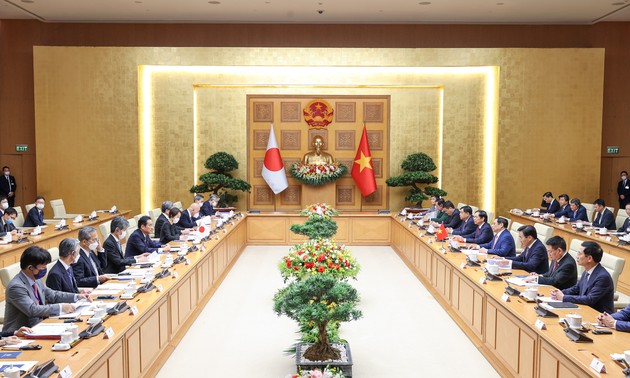 Premierminister Pham Minh Chinh empfängt und führt ein Gespräch mit Japans Premierminister Fumio