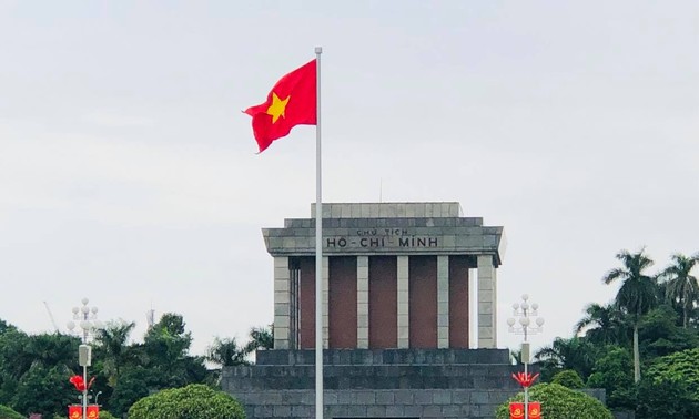 Fast 45.000 Menschen besuchen das Ho-Chi-Minh-Mausoleum an den Feiertagen 30. April und 1. Mai