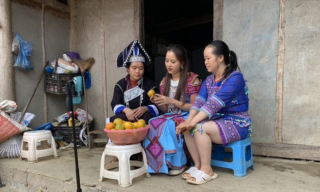 Die Frau der Mong hilft Bauern beim Verbrauch von Agrarprodukten durch digitale Technologien