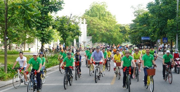 250 Menschen fahren Rad zur Förderung einer Fahrradstadt Hue