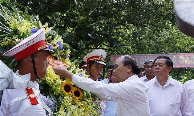 Staatspräsident Nguyen Xuan Phuc zündet Räucherstäbchen im Tempel für gefallene Soldaten der Straße 20 an