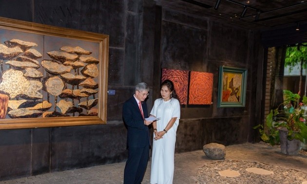 Ausstellung der Lackbilder der Malerin Claudie Van in Hanoi