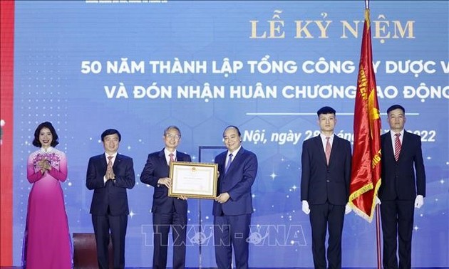 Staatspräsident Nguyen Xuan Phuc überreicht Vinapharm Arbeitsorden erster Klasse