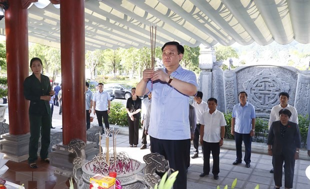 Der Parlamentspräsident zündet Räucherstäbchen für gefallene Soldaten an den Gedenkstätten Dong Loc, Truong Bon an