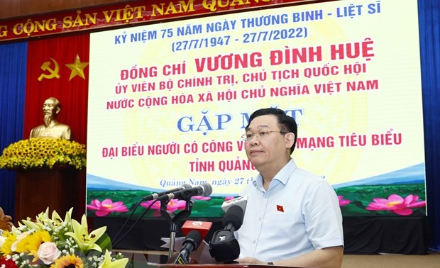 Parlamentspräsident Vuong Dinh Hue trifft Menschen mit Verdiensten